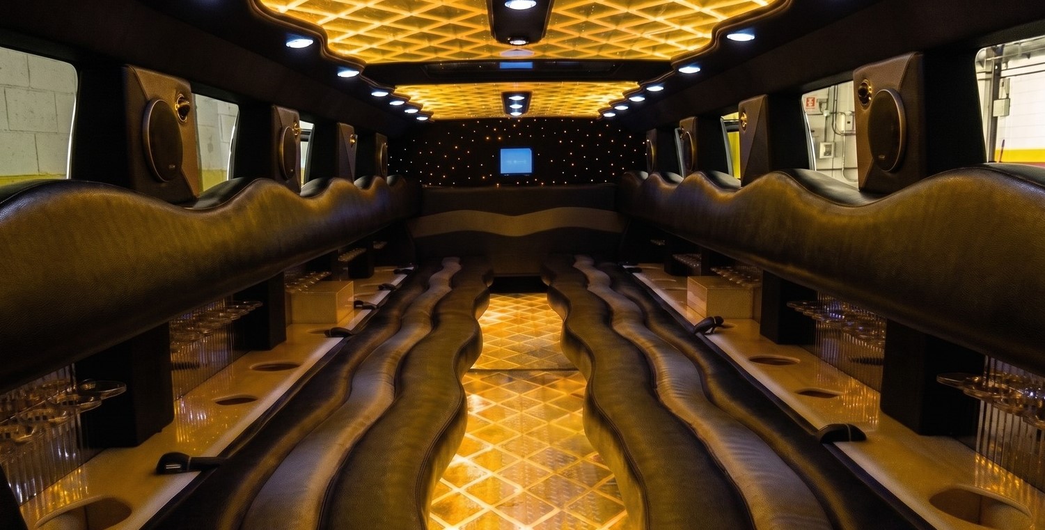 Interior de limusina Hummer con iluminación dorada, Madrid